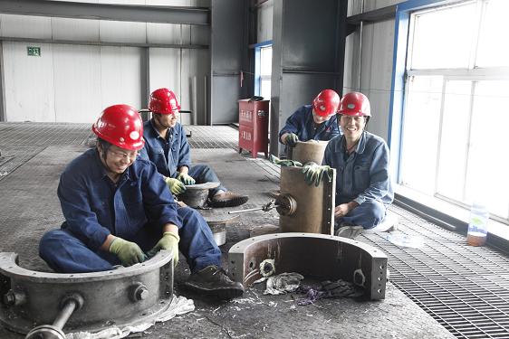 離心壓縮機的檢修是一項精細而又繁重的工作。檢修車間工作人員和制氫車間姬智裕等正在清理設(shè)備零件。