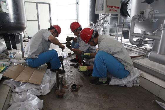 公用車間劉建剛、霍樂樂、張衛(wèi)強檢修制氮機絲杠壓蓋